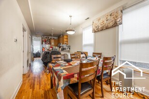 1720 W Beach Ave, Unit 2 in Chicago, IL - Building Photo