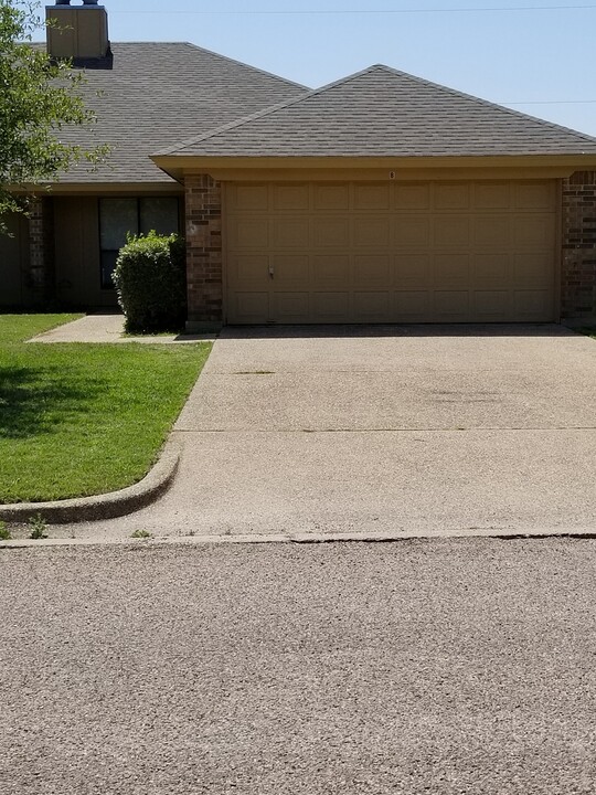 1218 Lindsey Ln in Cleburne, TX - Building Photo