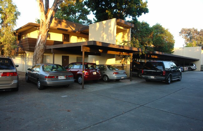 Kona Apartments in Palo Alto, CA - Foto de edificio - Building Photo