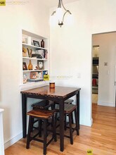 1064 Beacon St, Unit 8 in Brookline, MA - Foto de edificio - Building Photo