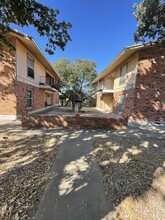 210 N Vandeveer St in Burnet, TX - Foto de edificio - Building Photo