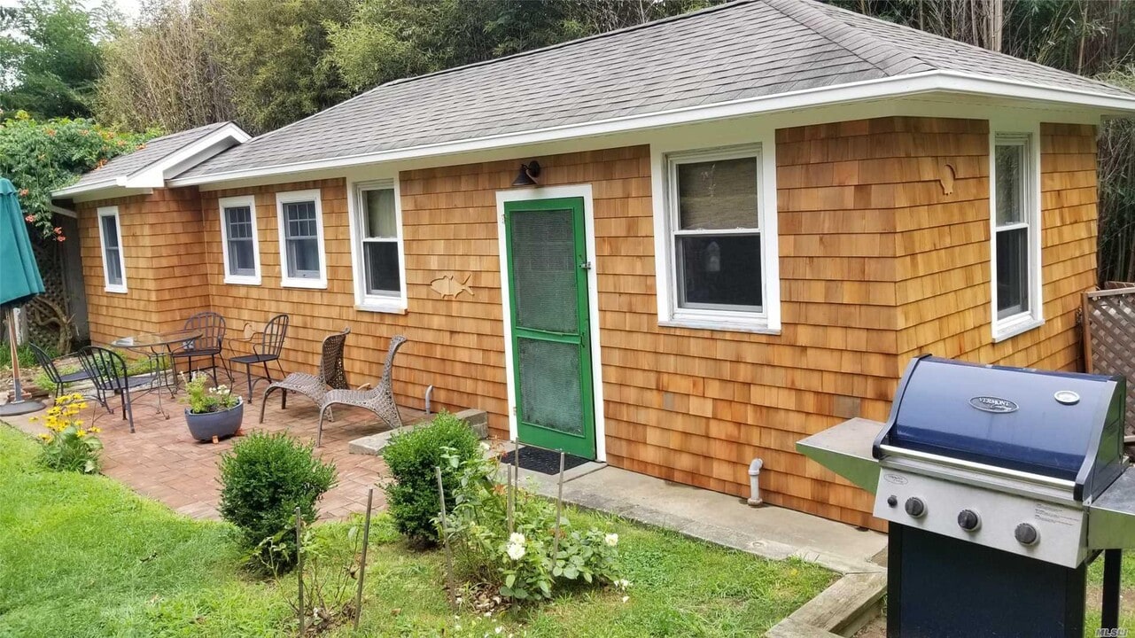 16640 Main St in Southold, NY - Building Photo