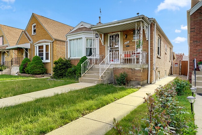 6750 S Kedvale Ave in Chicago, IL - Building Photo - Building Photo
