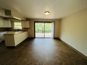 1519 Spruce St in Lake Oswego, OR - Foto de edificio - Building Photo
