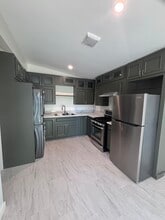 7329 Mason Ave in Los Angeles, CA - Foto de edificio - Building Photo