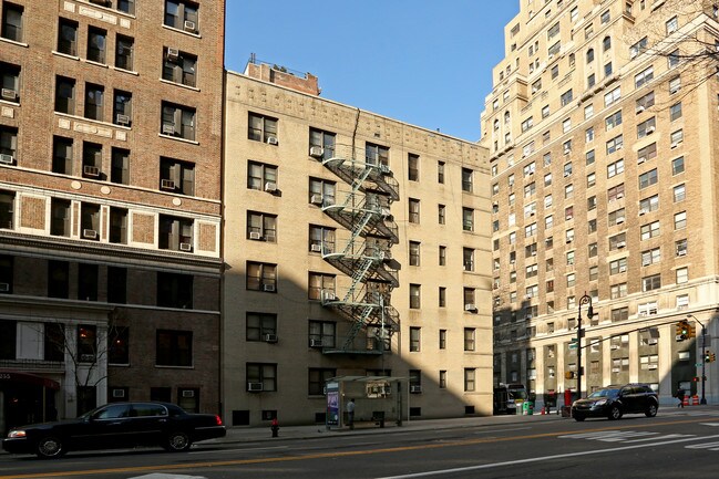 300 W 72nd St in New York, NY - Foto de edificio - Building Photo