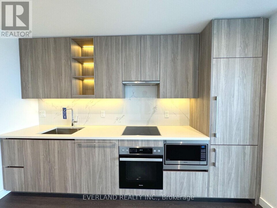 25-725 McMahon Dr in Toronto, ON - Building Photo