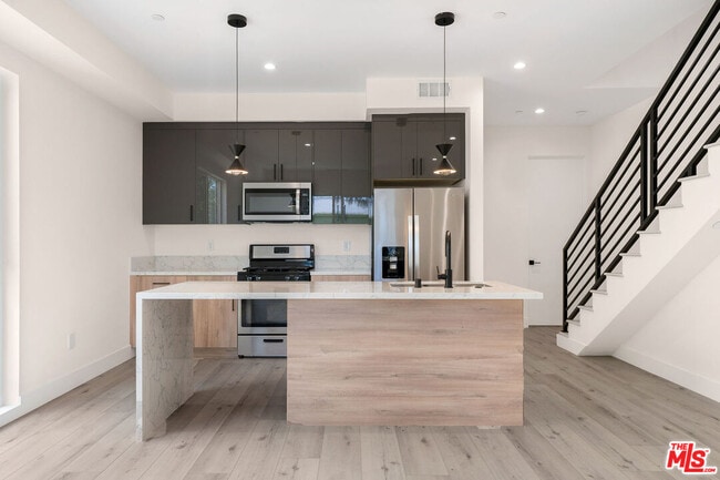 15328 Weddington St in Los Angeles, CA - Building Photo - Building Photo
