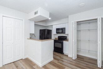 2110 Wilcrest Dr in Houston, TX - Building Photo - Building Photo