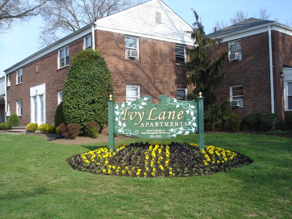 Ivy Lane Apartments in Bergenfield, NJ - Building Photo