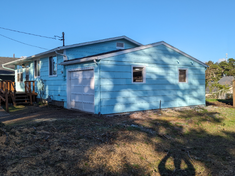 2136 NW Jetty Ave in Lincoln City, OR - Building Photo