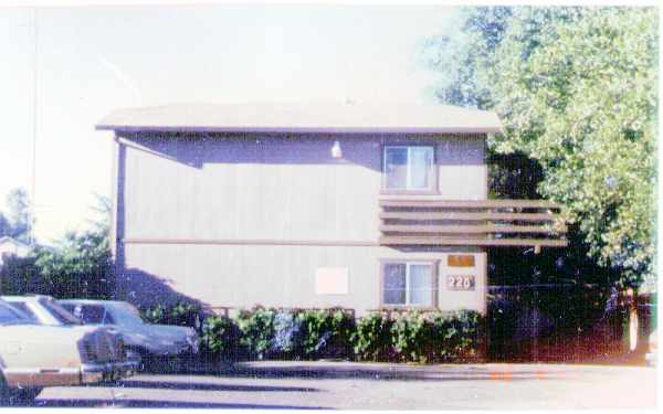 220 W Carlton Ave in Tracy, CA - Building Photo