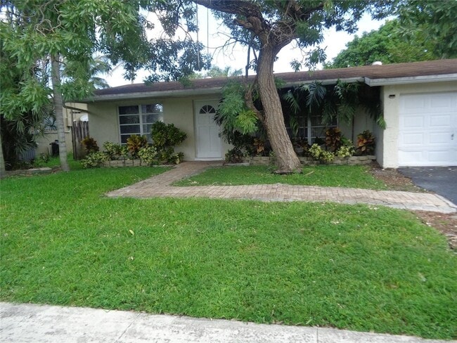 2496 NW 98th Ln in Sunrise, FL - Building Photo - Building Photo