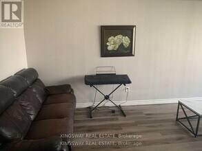 350-350 Webb Dr in Mississauga, ON - Building Photo - Building Photo