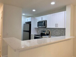 1885 Palm Cove Blvd in Delray Beach, FL - Foto de edificio - Building Photo