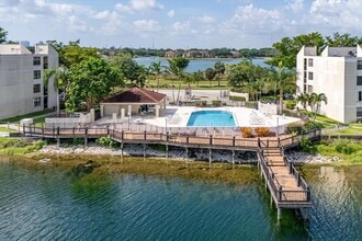 113 Lake Emerald Dr, Unit 201 in Oakland Park, FL - Building Photo - Building Photo