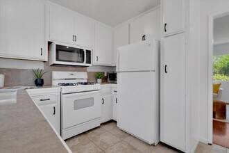 1711 Marshall Ct, Unit A in Los Altos, CA - Building Photo - Building Photo