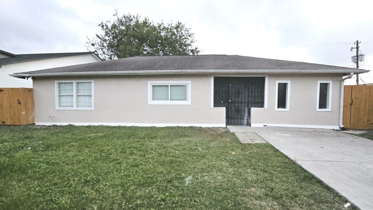 5714 Southwind St in Houston, TX - Building Photo