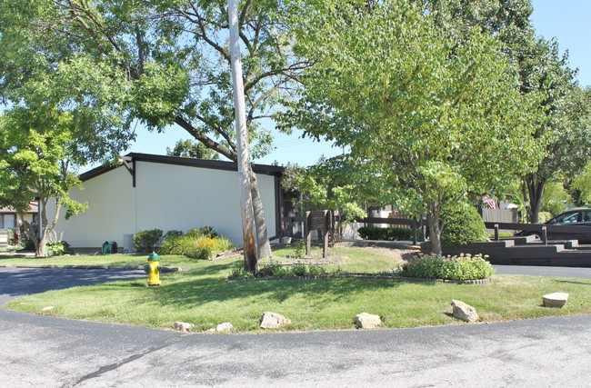 Amber Court Apartments in O'Fallon, MO - Foto de edificio - Building Photo