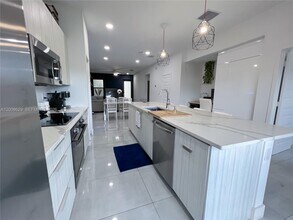 7825 NW 104th Ave in Doral, FL - Building Photo - Building Photo