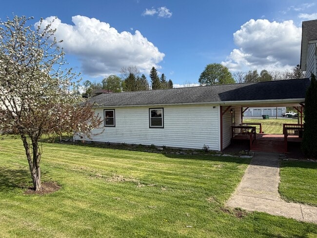 211 E Aaron Square in Aaronsburg, PA - Foto de edificio - Building Photo