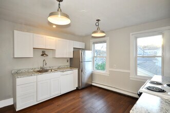 1295 Main St, Unit #2 in Concord, MA - Foto de edificio - Building Photo