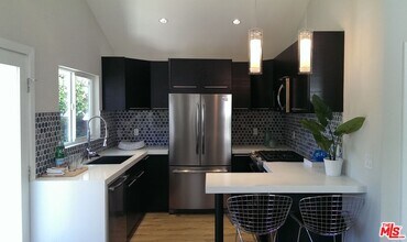 559 Vernon Ave in Los Angeles, CA - Foto de edificio - Building Photo