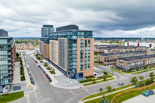 100-110 Eagle Rock Way in Vaughan, ON - Building Photo - Building Photo