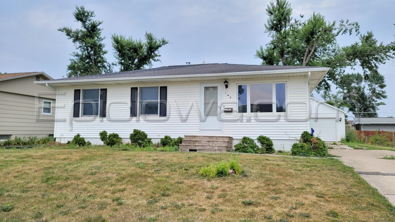 143 Crestridge Dr NW in Cedar Rapids, IA - Building Photo