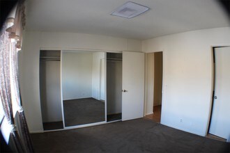 2091 Sycamore Ave-Unit -2/middle in Pahrump, NV - Building Photo - Building Photo