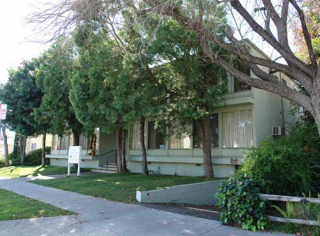 Royal Terrace Apartments in North Hollywood, CA - Building Photo - Building Photo