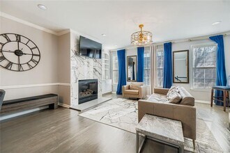 6414 Queens Court Trace in Mableton, GA - Foto de edificio - Building Photo