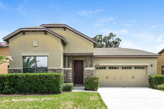 property at 2914 Vista Ct