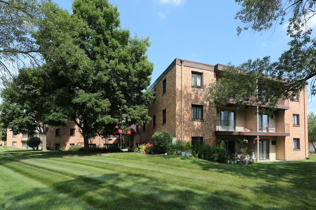 Wingate Apartments in New Hope, MN - Building Photo