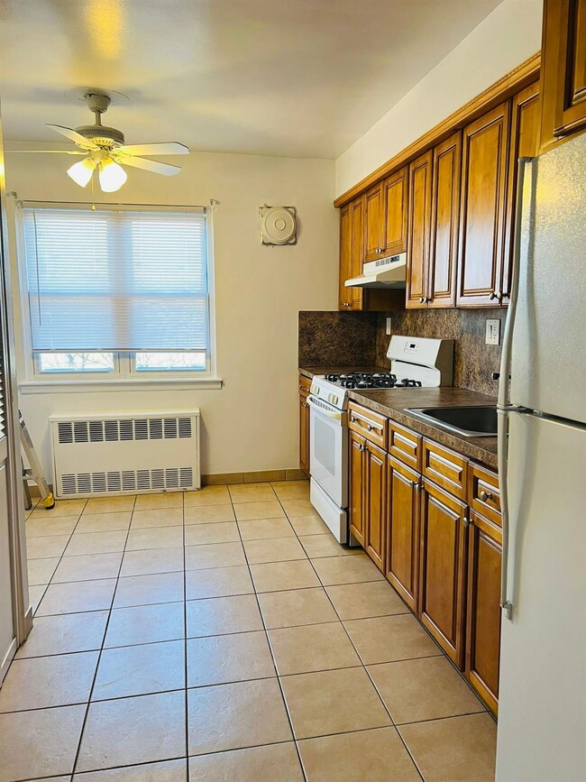 69-88 62nd Ave-Unit -2nd Floor in Queens, NY - Building Photo - Building Photo