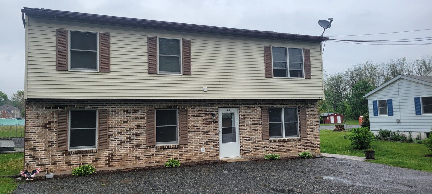 5 E Green St, Unit 2 in Bechtelsville, PA - Building Photo