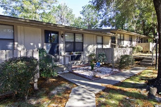 Hillcrest Villas in Crestview, FL - Building Photo - Building Photo