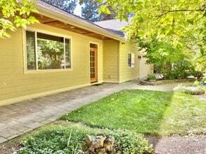 1279 NW Vicksburg Ave in Bend, OR - Building Photo - Building Photo