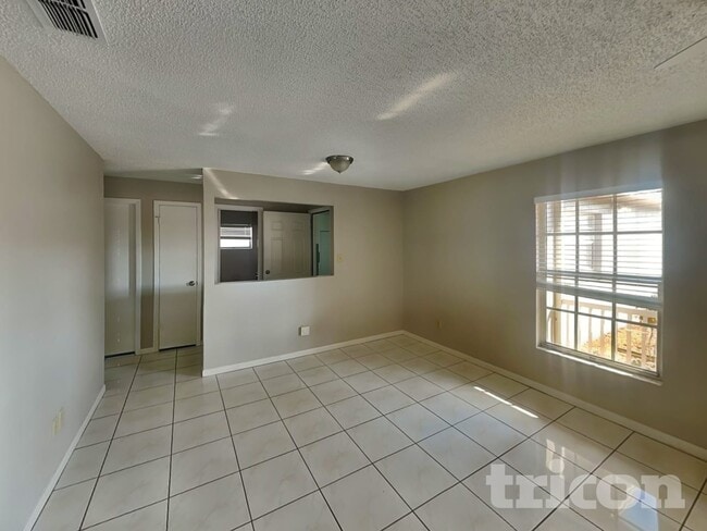 1924 Derbywood Dr in Brandon, FL - Building Photo - Building Photo