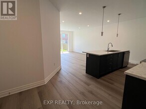 7532 Splendour Dr in Niagara Falls, ON - Building Photo - Building Photo