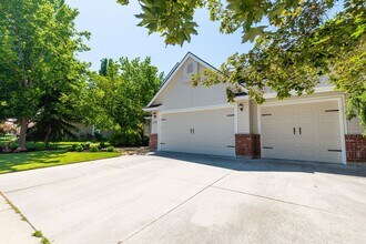 2287 E Ashbrook Dr in Eagle, ID - Foto de edificio - Building Photo