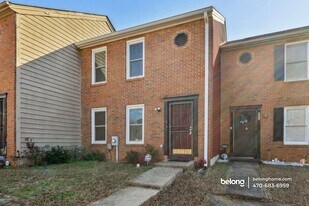 8078 Woodlake Dr in Riverdale, GA - Building Photo