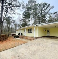 1427 Pineview Cir in Douglasville, GA - Building Photo