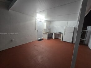 5790 W 12th Ln in Hialeah, FL - Foto de edificio - Building Photo