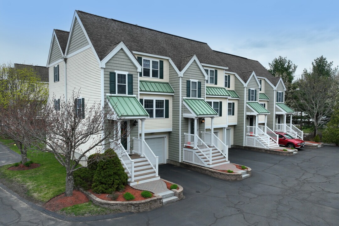 Robbins Landing in Danvers, MA - Foto de edificio