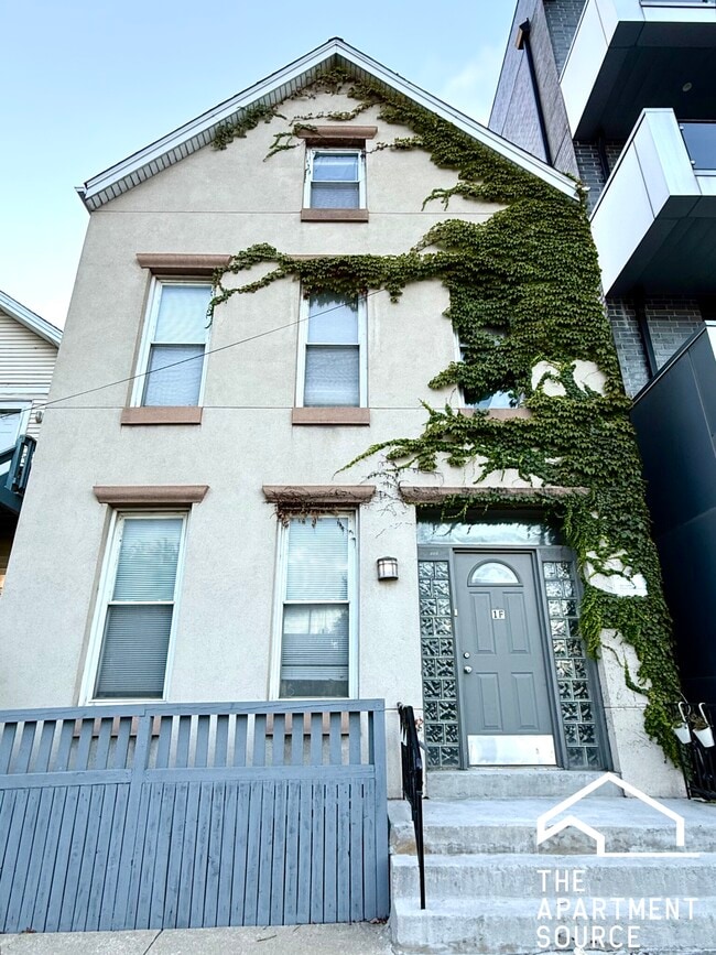 942 N Elston Ave, Unit 2R in Chicago, IL - Foto de edificio - Building Photo