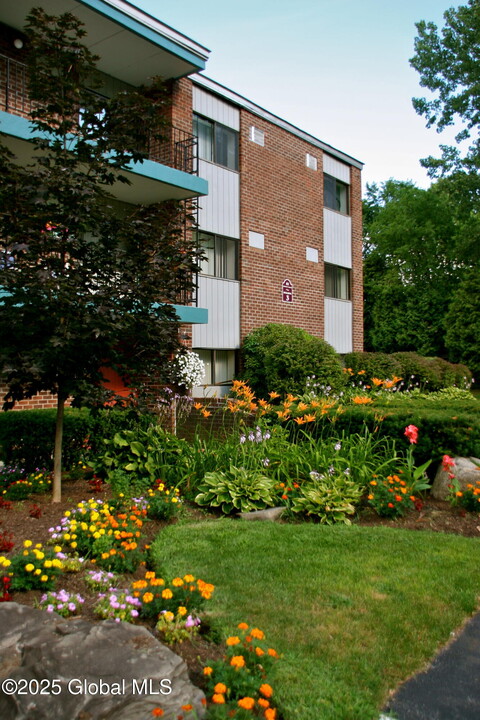 82 Crescent St-Unit -21A in Saratoga Springs, NY - Building Photo