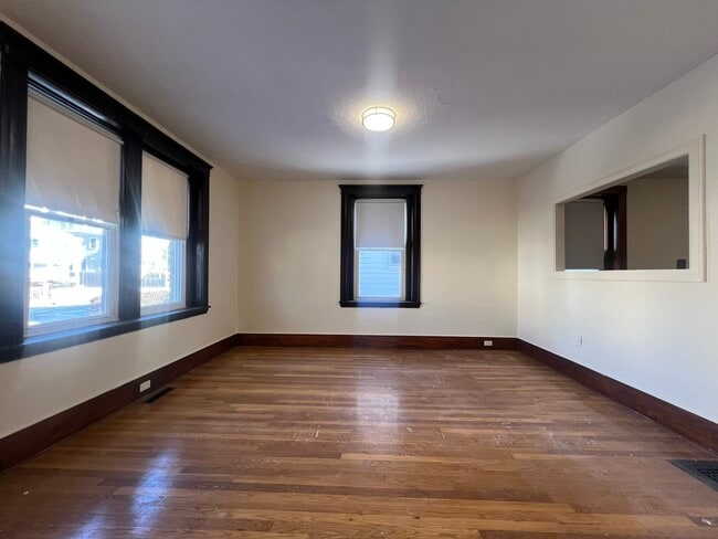 4 River St, Unit 1 in Dedham, MA - Foto de edificio - Building Photo