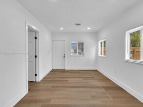 470 NE 165th St in Miami, FL - Building Photo - Building Photo