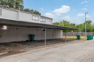 River Oaks Apartments in La Grange, TX - Building Photo - Building Photo
